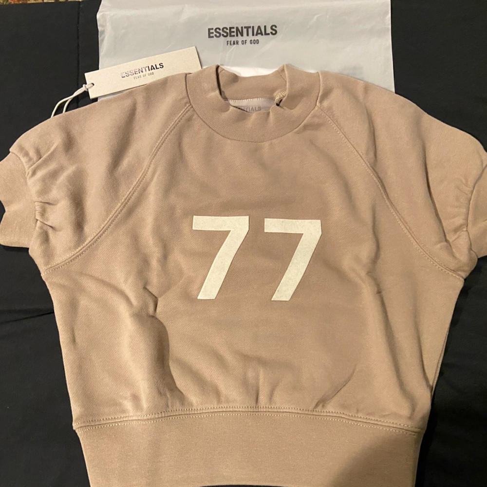 Authentic kids, Essentials fear of God, short sleeve sweatshirt size 4/5 unisex.